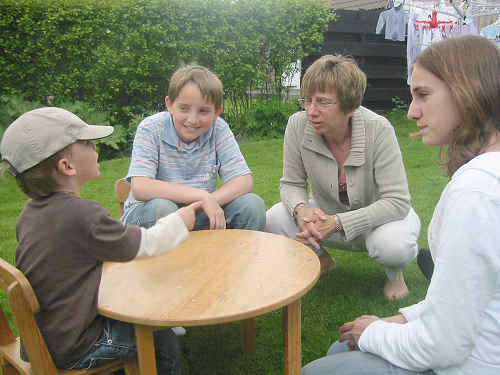 Alexander hemma i trädgården